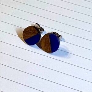 NWT Navy Resin and Wood Circle Post Earrings
